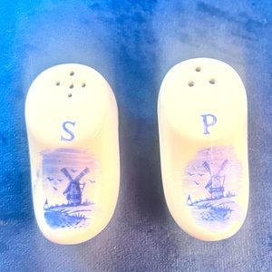 Delft Blue ceramic Holland salt and pepper shaker clogs decor.